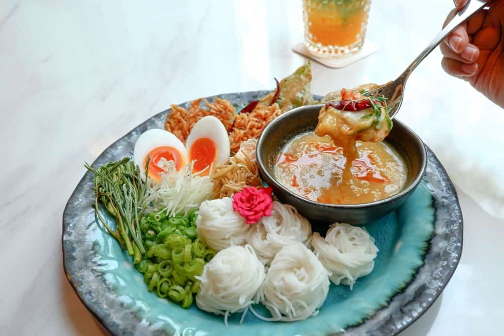 คาเฟ่อาหารไทย เน้นเมนูคาวหวาน อร่อยสูตรดั้งเดิม พร้อมการนำเสนอเมนูรูปแบบใหม่ทันสมัยพร้อมให้ถ่ายรูป